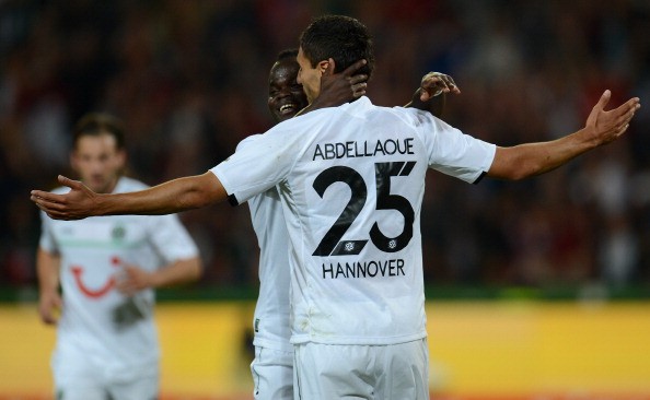 Phút 65, chủ nhà Hannover có bàn thắng thứ 3 vào lưới De Gea từ pha đánh gót đẹp mắt của Abdellaoue....